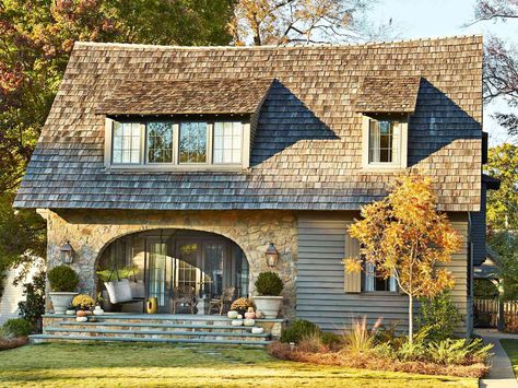 Decorator Fran Keenan fills a new build in Homewood, Alabama, with touches she has borrowed from the past. Antique Farm Table, Vintage Leather Chairs, Best Exterior Paint, Exterior Paint Colors, New Build, Space Decor, Moving House, Colonial House, Exterior Brick