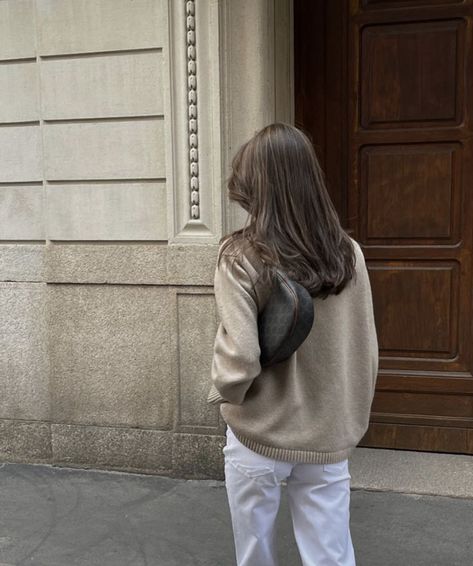 Minimalism Outfit Aesthetic, White Jeans Outfit Autumn, Basic Neutral Outfit, White Jeans Outfit Aesthetic, Beige Bag Outfit, Beige Outfit Aesthetic, Beige Jacket Outfit, Beige Jeans Outfit, Celine Outfit