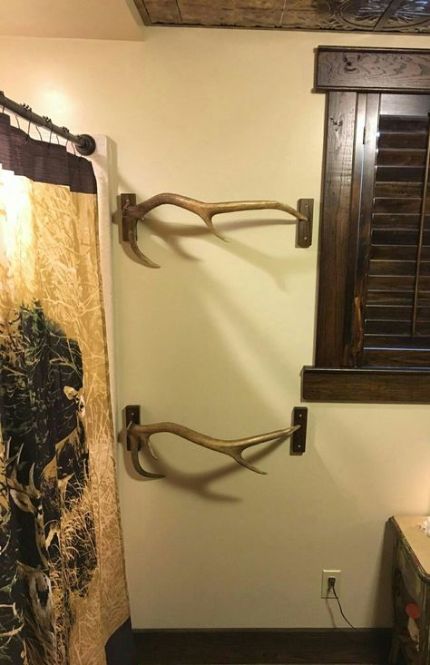 Antler Ideas, Diy Towel Rack, Deer Antler Decor, Antlers Decor, Antler Crafts, Diy Towels, Hunting Decor, Deer Decor, Diy Outdoor Decor