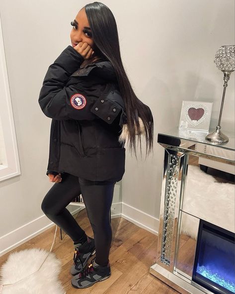 Canada Goose Women Outfits, Black Couple Outfits, Streetwear Poses, Winter Inspo Outfits, 6th Form Outfits, Canada Goose Women, Trendy Girls Outfits, Jacket Outfit Women, Tomboy Style Outfits