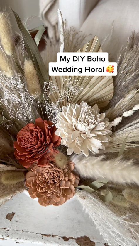 Diy Pampas Bouquet, Diy Feather Bouquet, Diy Wedding Bouquet Fake Flowers Boho, Boho Wedding Bouquet With Feathers, Pampas Grass Centerpiece, Rust Pampas Grass Bridal Bouquet, Diy Wedding Bouquet Tutorial, Bouquet Centerpiece, Grass Centerpiece