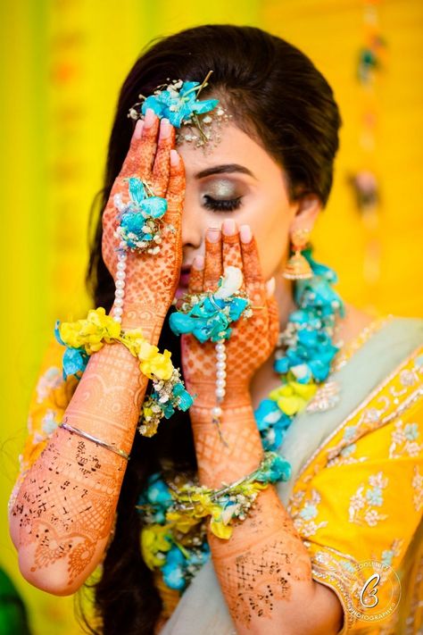 Haldi Photography Ideas, Haldi Poses For Bride, Haldi Photoshoot, Haldi Ceremony Outfit, Indian Bride Poses, Indian Bride Photography Poses, Indian Wedding Poses, Bride Photos Poses, Groom Photoshoot