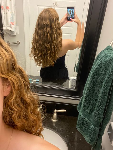 blonde curly wavy hair!!! #hair #curly #beachwaves #curlyhairstyles #curlyhair #curls #summer Wavy Hair Inspo Natural Curls, Wavy Wet Hair, 2b Wavy Hair, Wavy Hair Blonde, Naturally Wavy Hair Cuts, Wet Curls, Long Blonde Curly Hair, Curly Hair Inspo, Wet And Wavy Hair