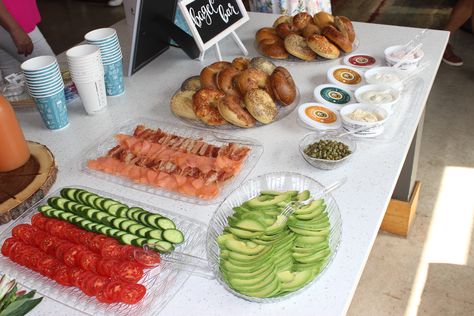 Bagel Bridal Shower Brunch Ideas, Bagel Station Brunch, Baby Shower Bagel Bar, Bagel Bar Ideas, Bagel Buffet, Bagel Bar Brunch, Bagel Boards, Bagel Fillings, Bride Suite