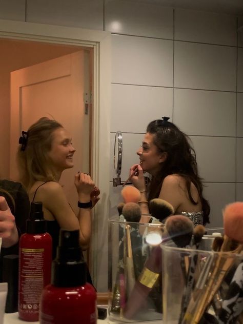 Alix Earle And Tyler Wade, Teenage Dream Aesthetic, Invisible Sister, Girl Best Friends, Pink Brunette, October Girl, Paris Berelc, Friends Hanging Out, Friends Girl