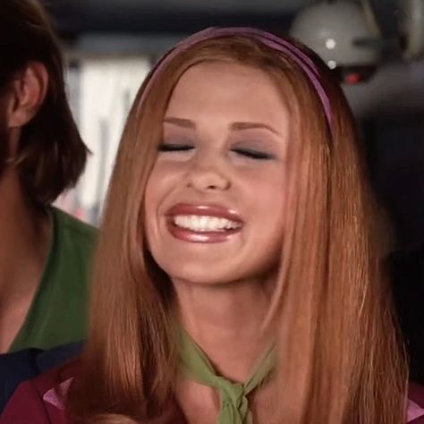 Sarah Michelle Gellar in Scooby-Doo (2002) Daphne Blake Sarah Michelle Gellar, Daphne Scooby Doo Movie, Daphne 2002, Daphne Makeup Scooby Doo, Daphne Blake Makeup, Sarah Michelle Gellar Daphne, Daphne Makeup, Daphne Scooby Doo, Jerry Ryan