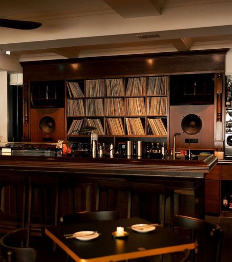 Tap Room Ideas, Jazz Aesthetic Apartment, Jazz Coffee Shop, Cozy Wine Bar, Small Bar Design, Drinking Room, Listening Bar, Vintage Home Bar, Jazz House