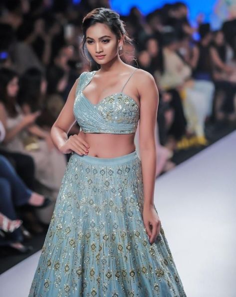 Want to flaunt that curvy body this wedding season? Stalk these one shoulder blouse designs and pick one that’s perfect to wear to your best friend’s wedding in summer. One Shoulder Blouse Designs, Shoulder Blouse Designs, Velvet Blouse Designs, Dress Like Royalty, Velvet Blouse Design, Choli Blouse Design, Heavy Blouse, Heavy Lehenga, Golden Blouse