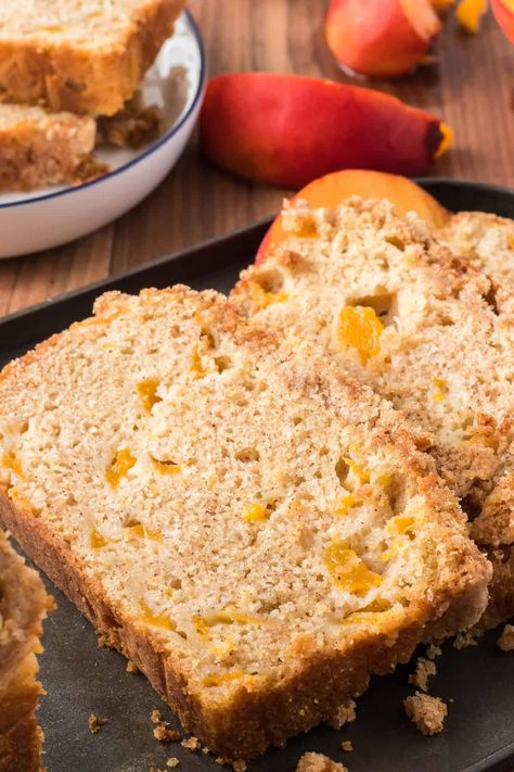 Peach Quick Bread Recipes Easy, Peaches Breakfast Recipes, Fresh Peach Desserts Easy, Fresh Peach Recipes Desserts, Peach Zucchini Bread, Easy Peach Desserts, Easy Peach Bread, Peach Quick Bread, Strawberry Banana Bread Recipe