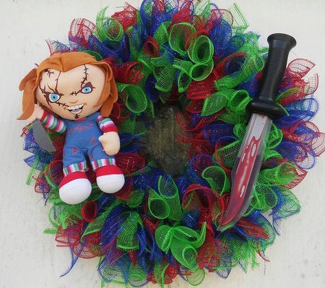 Chucky Chucky Wreath, Adult Halloween Party Decorations, Scary Halloween Wreath, Wreath Business, Chucky Halloween, Halloween Mesh Wreaths, Wreath Project, Horror Decor, Halloween Wreaths