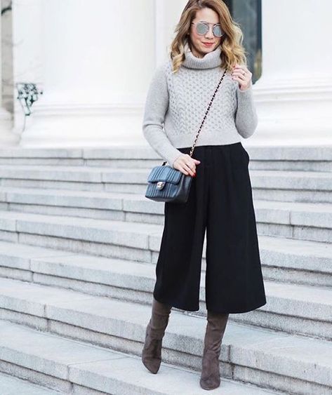 a grey turtleneck sweater, black culottes, taupe suede boots and a black bag for winter Styling Culottes Winter, Winter Culottes Outfit, Grey Culottes Outfit, Culottes Outfit Winter, Culottes Outfit Work, Black Culottes Outfit, Culotte Outfit, Grey Culottes, How To Wear Culottes