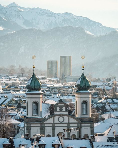 Lucerne’s winter wonderland is just around the corner!😍❄️ #visitlucerne | 📷 @blunschview 

#visitlucerne #luzern #lakelucerne #lozärn #snow #mood #winterisoming #fall #city #cityviews #citylife #city_explore #citylove #winter #wintermood #river #reuss #mountainlove #jesuitenkirche #jesuitenchurch #snowfall #water #bridge #travel #travelphotography #inlovewithswitzerland #switzerland