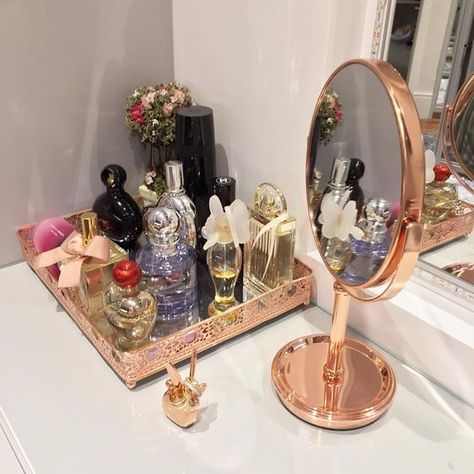 Como Organizar os Cosméticos no Banheiro | Diário de Beleza Rose Gold Room Decor, Rose Gold Rooms, Gold Room Decor, Gold Bedroom Decor, Glamour Decor, Perfume Display, Perfume Organization, Gold Bedroom, Makeup Rooms