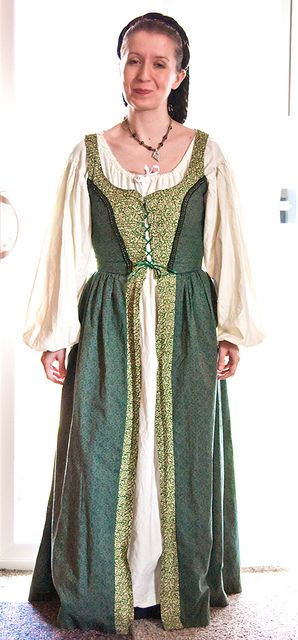 irish dress Sewing Costumes, Renn Faire, Ireland Country, Celtic Dress, Irish Dress, Basic Dresses, Celtic Clothing, Country Dress, Scottish Clothing