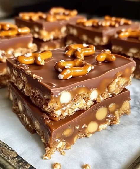 No-Bake Caramel Pretzel Crack Bars Carmel Chocolate Pretzels, Chocolate Pretzel Bars, Caramel Pretzel Bark, Vegan Sweetened Condensed Milk, Pretzel Desserts, Salted Caramel Pretzels, Chocolate Caramel Pretzels, Pretzel Bars, Baked Caramel