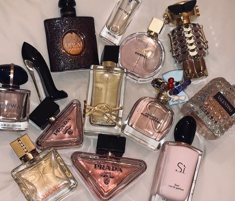 Profumo Victoria Secret, Koleksi Parfum, Alat Makeup, Fragrances Perfume Woman, Perfume Collection Fragrance, Perfume Design, Perfume Scents, Perfume Lover, Smell Goods