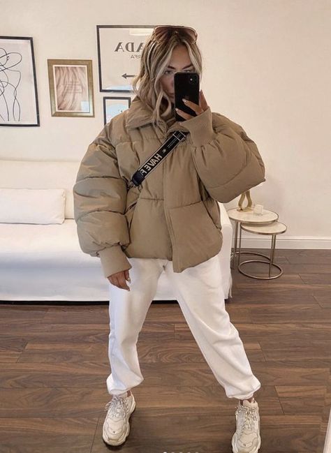 Beige Puffer Jacket Outfit, Winter Outfits Beige, Khaki Jacket Outfit, Beige Jacket Outfit, Puffer Coat Outfit, Cold Winter Outfits, Outfits Beige, Beige Puffer Jacket, Puffer Outfit