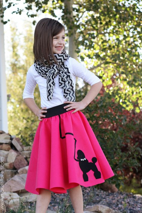 Halloween costume ideas: very low-sew poodle skirt Poodle Skirt Diy, Diy 50s Costume Women, 50s Costume Women, Kids Poodle Skirt, Sock Hop Outfits, 1950 Outfits, 50s Dance, Poodle Skirt Costume, Poodle Skirts