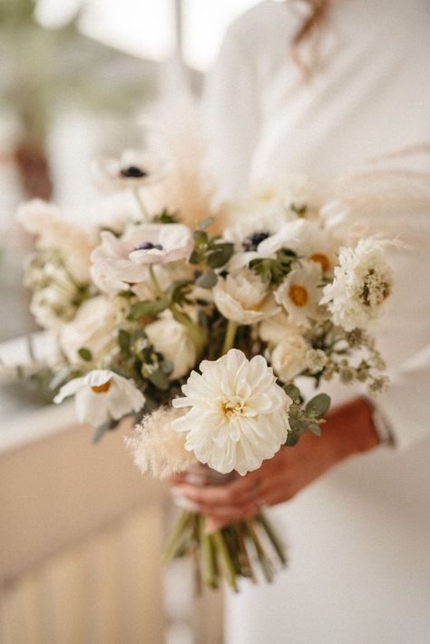 Cream Dahlia Bouquet, Simple Neutral Wedding Bouquet, White Fall Bouquet Wedding, Fall English Garden Wedding, Minimal White Bridesmaid Bouquet, April Bouquet Wedding, Neutral Fall Bouquet, Neutral Bridesmaids Bouquets, Simple Bridal Bouquet Fall White Flowers