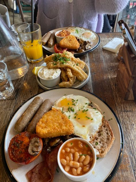 British Breakfast Traditional, Uk Food British, British Food Aethstetic, English Breakfast Aesthetic, Hotel Breakfast Aesthetic, England Breakfast, English Traditions, Uk Breakfast, Eating Pictures