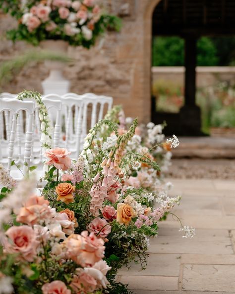 Meadows and urns for gorgeous Emilie & James @caswellhouse at the end of May. After weeks of awful weather the sun made a decisive appearance for the celebrations! Loved dreaming up this floral scheme, a juxtaposition with abundantly floral meadows and urns (we really do pack those flowers into our designs!), coupled with a paired back, sleek and elegant bouquet and reception tables (which I’ll show you another day!). Venue @caswellhouse BTS Photography @lauramarthaphotography Florals @... Wedding Aisle Florals, Wildflower Wedding Theme, Ceremony Florals, Floral Meadow, Aisle Runners, Ceremony Details, Seaside Garden, Floral Styling, Fairytale Aesthetic