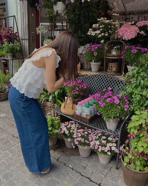 Loads of pretty flowers... which one is your favourite? 🌸💗⁠ ⁠ Peonies are my favourites, but let's be honest there are so many beautiful blooms. 🎀🧺💐⁠ .⁠ .⁠ .⁠ Outfit Gifted by @sezane⁠ .⁠ .⁠ .⁠ .⁠ .⁠ .⁠ .⁠ .⁠ .⁠ Flower Power, Pretty Blooms, Zurich Florist, Fashion Inspo, Summer Fashion, Late Summer, Summer Fashion Inspo, Outfit Details, Outfit Inspo, Flared Pants, Classy Style, Ruffles, White Shirt, Sezane, French Style, European Summer, Euro Summer, discovering Europe, Summer fashion 2024, o... Florist Outfit Style, Florist Fashion, Florist Outfit, Details Outfit, Fashion Inspo Summer, Euro Summer, Europe Summer, Classy Style, Inspo Outfit