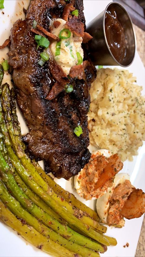 Steak + Asparagus+ Deviled Eggs + Mashed Potato Dinner Steak Mashed Potatoes And Asparagus, Steak Dinner Aesthetic, Mashed Potato Dinner, Steak Asparagus, Wedding Entrees, Potato Dinner, Soul Food Dinner, Food Crush, Food Babe