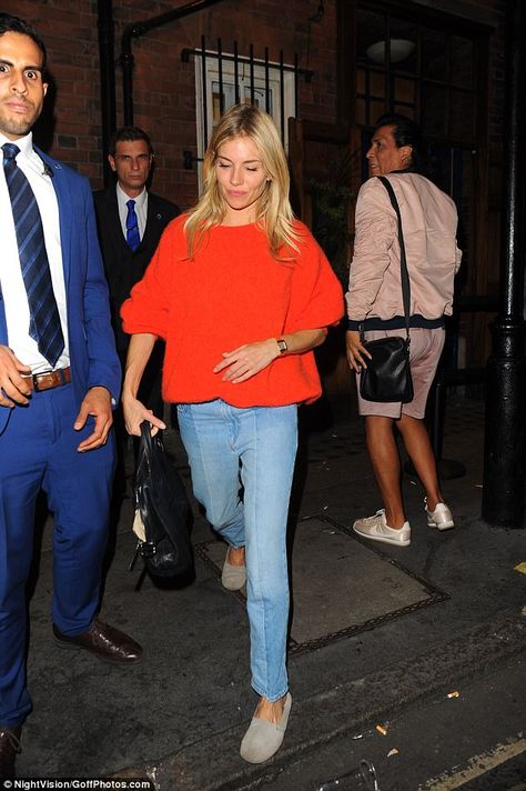 Sienna Miller Style Winter, Orange Style Outfit, Sienna Miller Winter Style, Orange Jumper Outfit, Jumper Outfit Winter, Sienna Miller Street Style, Siena Miller, Orange Jumper, Sienna Miller Style