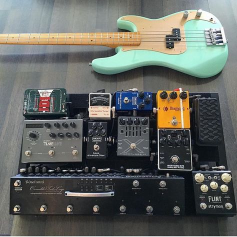 Bass Pedalboard, Pedalboard Ideas, Bass Pedals, Pedal Board, Helpful Things, Guitar Pedals, Effects Pedals, Bass Guitar, Thumbs Up