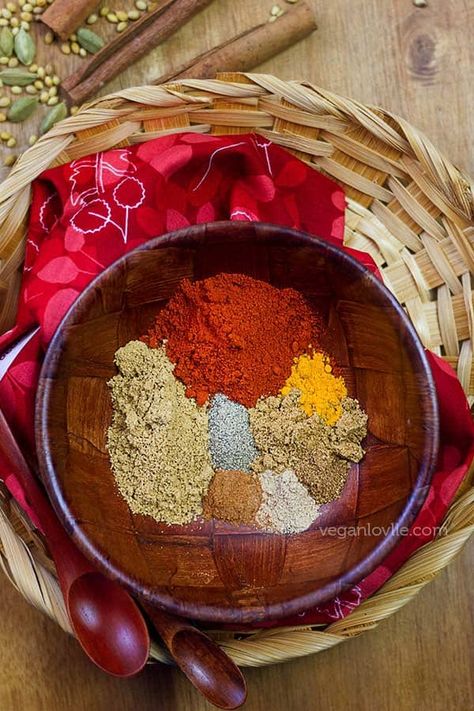 Easy Homemade Tikka Masala Spice Mix Recipe - Veganlovlie Masala Seasoning, Tikki Masala, Vegan Tikka Masala, Vegetable Kebabs, Tikka Masala Sauce, Homemade Seasoning, Masala Sauce, Dipping Oil, Homemade Spice Mix