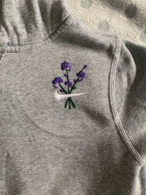 Simple Embroidery Designs Hoodie, Simple Hoodie Embroidery, Shirt Flower Embroidery, Nike Flower Embroidery Sweatshirt, Grey Sweatshirt Embroidery, Nike Hoodie Embroidery, Hoodies Embroidery Designs, Embroidery Hoodies Inspiration, Cute Embroidered Hoodies