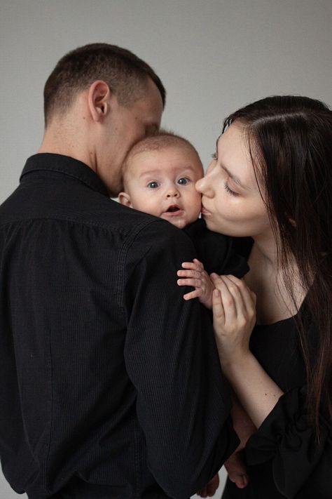 Baby And Family Photoshoot, Baby Family Photoshoot Ideas, First Family Photos With Newborn, Family Shoot With Baby, Family Poses With Baby, Family Baby Photoshoot, Family Photoshoot Baby, Family Photoshoot With Baby, Baby Family Photoshoot