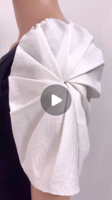 DIY Trefa on Instagram: "✅Special: Instructions for sewing an Origami pleated sleeve / Very easy to sew" Fancy Sleeves Design, Mode Origami, Sewing Tricks, Sewing Bee, Sleeves Designs For Dresses, Easy To Sew, Designs For Dresses, Sewing Skills, Design Fashion