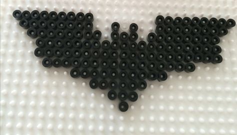 Batman logo i perler Batman Fuse Beads, Batman Pearl Beads, Batman Perler Bead Patterns, Batman Perler Beads, Logo Perler Beads, Perler Bead Pokemon Patterns, Melt Beads, Melt Beads Patterns, Hamma Beads Ideas