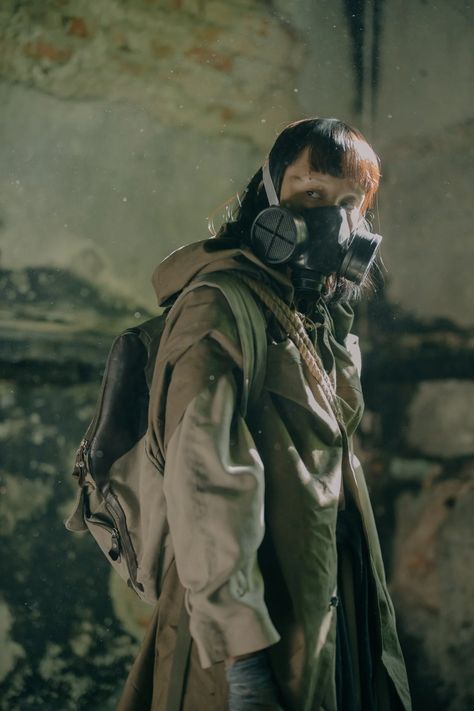 Apocalypse Clothing, Zombie Apocalypse Outfit, Apocalypse Character, Apocalypse Aesthetic, Apocalypse World, Post Apocalypse, Gas Mask, Brown Jacket, Zombie Apocalypse