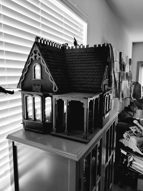 An easy Halloween project, make this fun DIY Haunted Dollhouse! #halloweencrafts #easycrafts #spookydecor Diy Haunted Dollhouse Ideas, Haunted Dollhouse Diy Ideas, Doll House For Boys, Spooky Outdoor Halloween Decor, Castle Dollhouse, Haunted House Diy, Dollhouse Halloween, Dollhouse Lighting, Dollhouse Bed