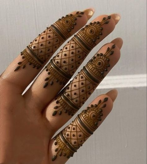 Inner Palm Mehndi Designs, Mehandi Designs Inside Hand, Inside Mehndi Designs, Inner Palm Henna, Fingers Henna, Finger Mehendi, Round Mehndi Design, Finger Mehndi, Mehandi Art