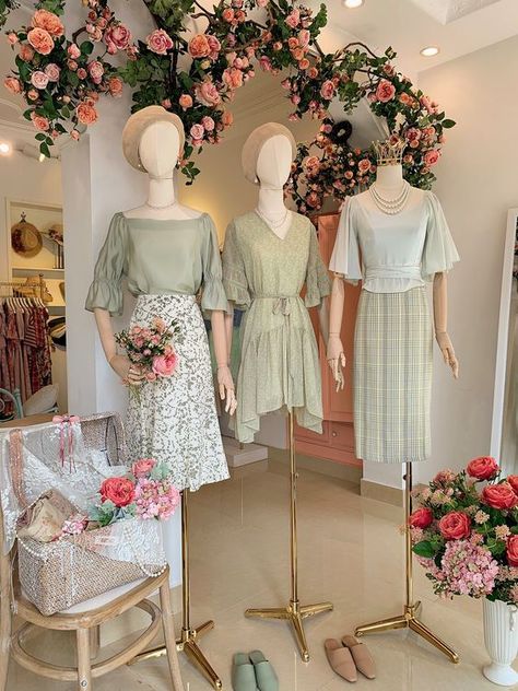 Dress Shop Interior Design, Boutique Interior Ideas, In Home Boutique, Modern Boutique Interior, Clothing Boutique Interior Design, Boutique Rosa, Clothing Boutique Decor, Fashion Boutique Interior, Aesthetic Boutique