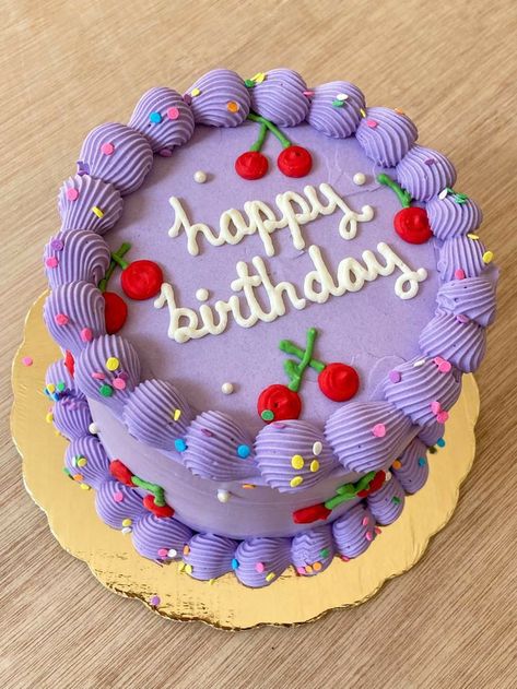 Purple Bday Cake, Purple Vintage Cake, Purple Desserts, Purple Cakes Birthday, Birthday Cake Decorating Ideas, Vintage Birthday Cakes, Birthday Cakes For Teens, Colorful Desserts, Purple Cakes