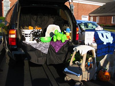 Flintstones Trunk Or Treat Witch, Halloween Car Decorations, Trunker Treat Ideas, Trunk Or Treat Ideas, Halloween Cans, Treat Ideas, Valentine Photography, Creative Activities For Kids, Trunk Or Treat