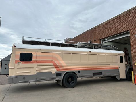 Burning man bus Bus Conversion Exterior Paint, Bus Exterior Paint Ideas, Schoolie Conversion, Van Rv Conversion, Bus Exterior, Camper Exterior, Converted School Bus Short, Vanlife Inspiration, Tour Bus Exterior