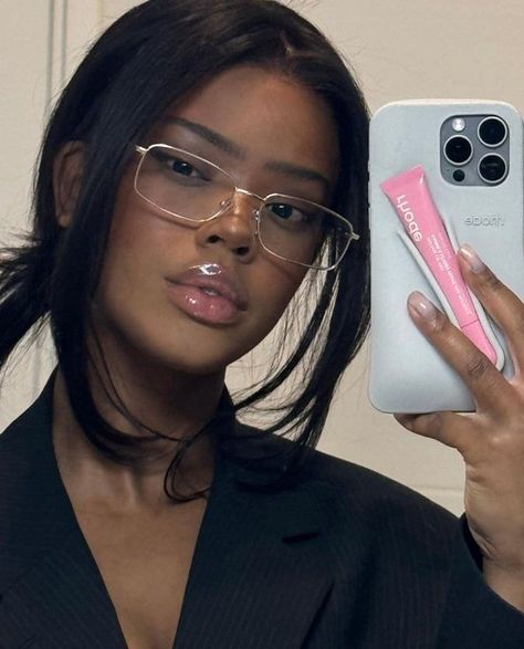 Simply Hairstyles, Glasses Inspiration, Lip Color Makeup, Glasses Makeup, Trendy Glasses, Gloss Labial, Stylish Glasses, Girls With Glasses, Makati