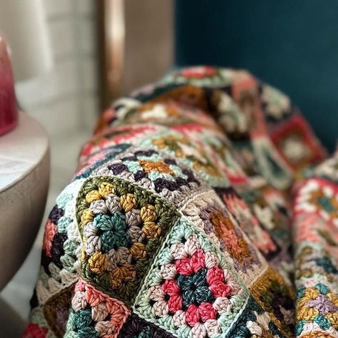 Ｂｏｎｎｉｅ on Instagram: "Let’s talk about the Sign of the Times blanket! Made by our very own Tessa @kittenlamp 😍 ⠀⠀⠀⠀⠀⠀⠀⠀ We originally curated this palette for Toni @tlyarncrafts to use on her 2023 Temperature Blanket. When I sent the kit to Tessa, we wanted to make a sample that was completely different from the color-block style that Toni was using for hers. These four-round grannies complemented the large palette gorgeously and showcased how all the colors played together. ⠀⠀⠀⠀⠀⠀⠀⠀⠀ With our Granny Square Blanket Ideas, Temperature Blanket Crochet, Scrap Yarn Crochet, Temperature Blanket, Sign Of The Times, Chunky Crochet Blanket, Single Burner, Crochet Blanket Designs, Crochet Throw Blanket