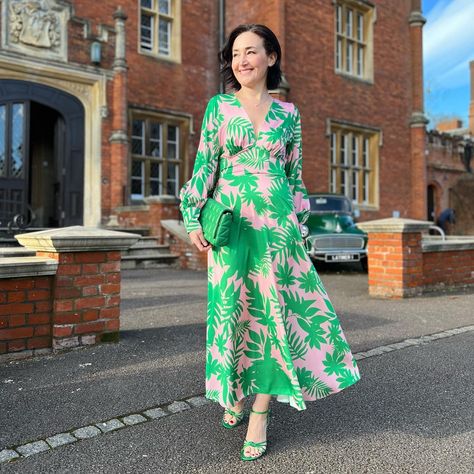 Pink and green outfit ensemble | Photo shared by Emms | For more style inspiration visit 40plusstyle.com Pink And Green Outfit, Pink Shoes Outfit, Sara Cox, Pink And Green Dress, Wear Green, Green Outfit, Pink Shoes, Cold Day, Green Dress