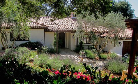 best small spanish style house designs in Montecito and Santa Barbara CA California Style Homes, Spanish Style Home Plans, Small Spanish Style Homes, Spanish Style Homes Plans, Spanish Fountain, Santa Barbara Style Homes, Spanish Cottage, New House Design, Exterior Landscaping