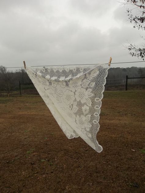 Lace Table Setting, Outdoor Vintage Decor, Vintage Lace Aesthetic, Embroidery Aesthetic Vintage, Silk Table Cloth, Vintage Southern Wedding, Vintage Lace Tablecloth, Lace Aesthetic, Vintage Table Setting