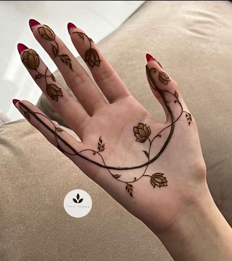 Hina Design, Blooming Vines, Cute Henna Designs, Front Hand Mehndi, Unique Henna, Cute Henna Tattoos, Palm Mehndi Design, Henna Designs Wrist, Floral Henna Designs