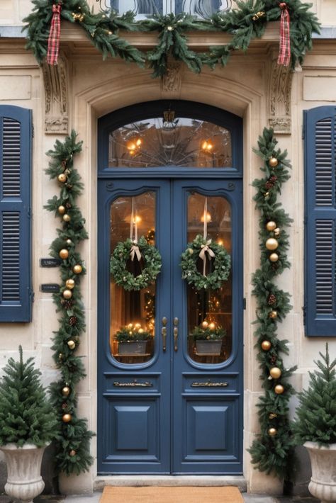 French Colonial Exterior, Baskets With Greenery, Parisian Christmas Decor, French Home Style, Christmas Front Porch Decor, French Market Basket, French Country Christmas, English Christmas, Colonial Exterior