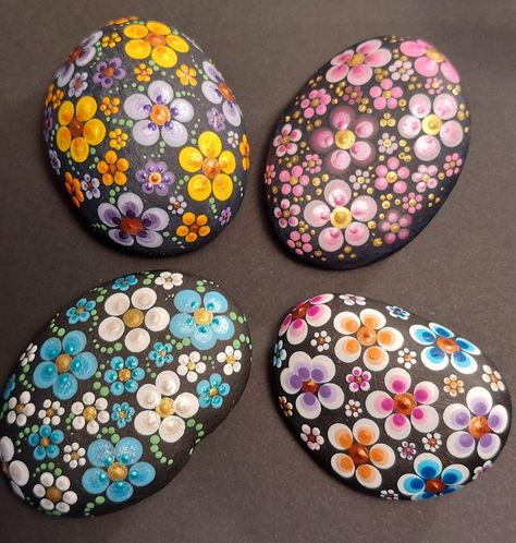 Mandela Rock Painting, Garden Rock Art, Mandala Painted Rocks, Diy Rock Art, Painted Rock Animals, Mandala Rock Art, Stone Art Painting, Painted Rocks Craft, Painted Rocks Diy