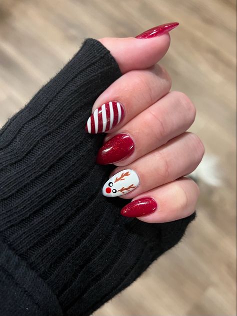 Candy Cain Nail, Christmas Nail Candy Cane, Red Candy Cane Nails, Christmas Nails Candy Cane, Candy Cane Nail Designs, Candy Cane Christmas Nails, Peppermint Nails, Reindeer Nails, Santa Nails